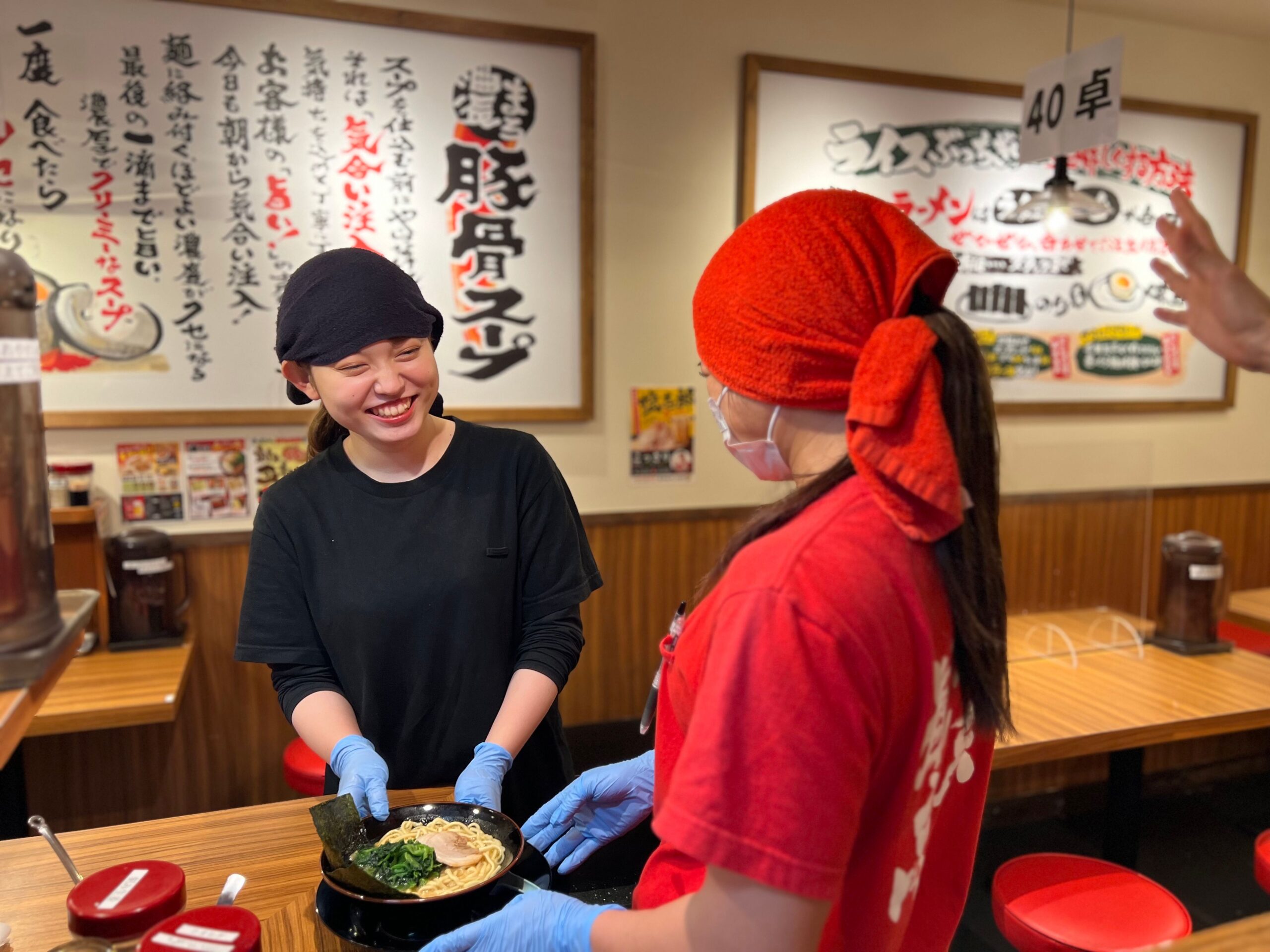 ラーメン店のキッチン・ホールスタッフ 1