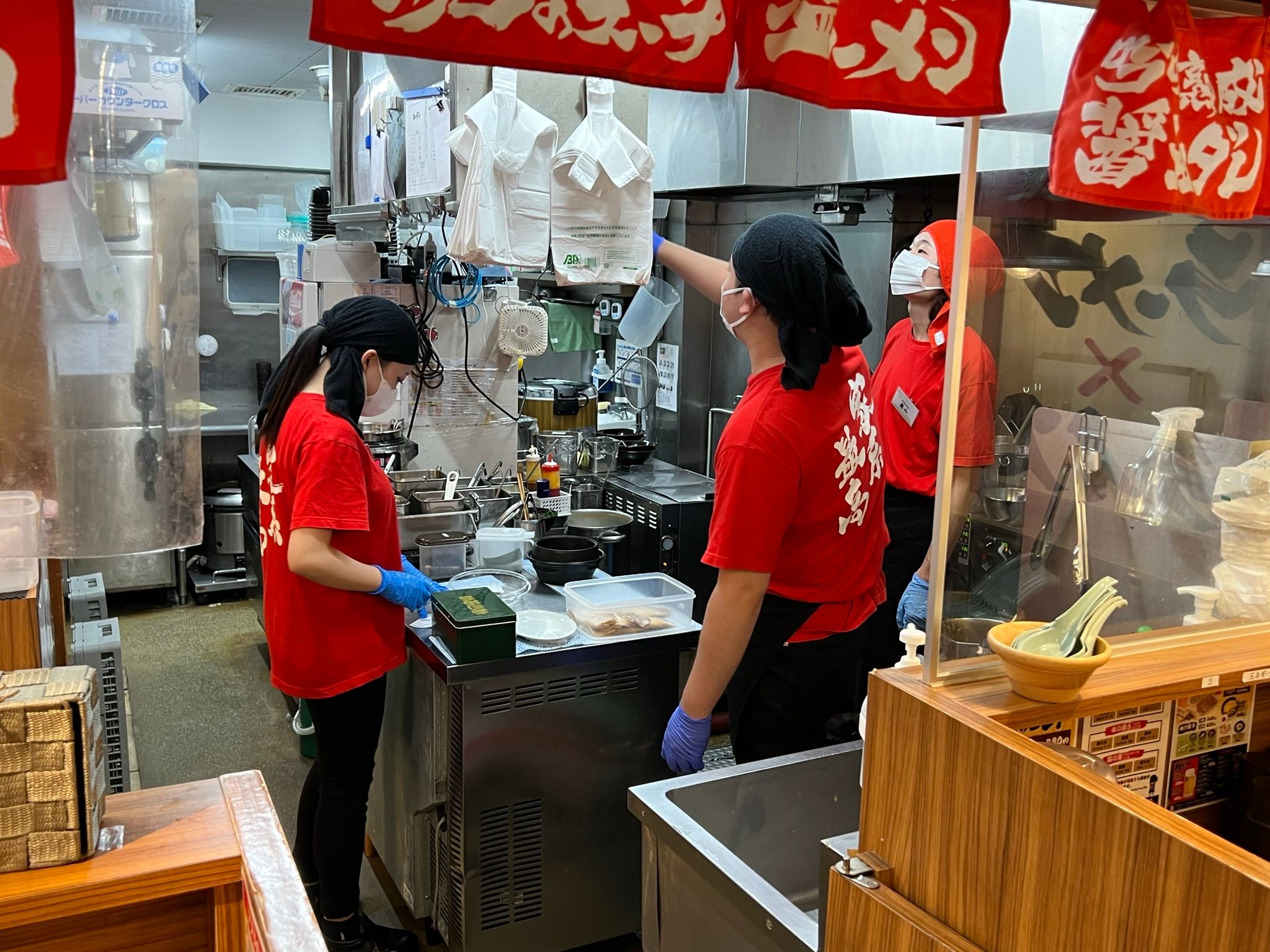 ラーメン店のキッチン・ホールスタッフ 1