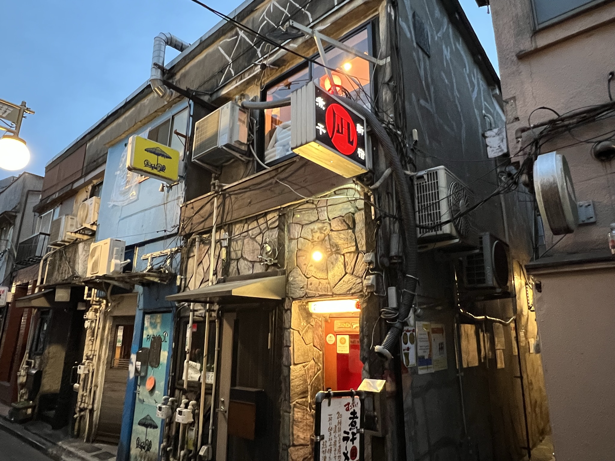 ラーメン店のキッチン・ホールスタッフ 1