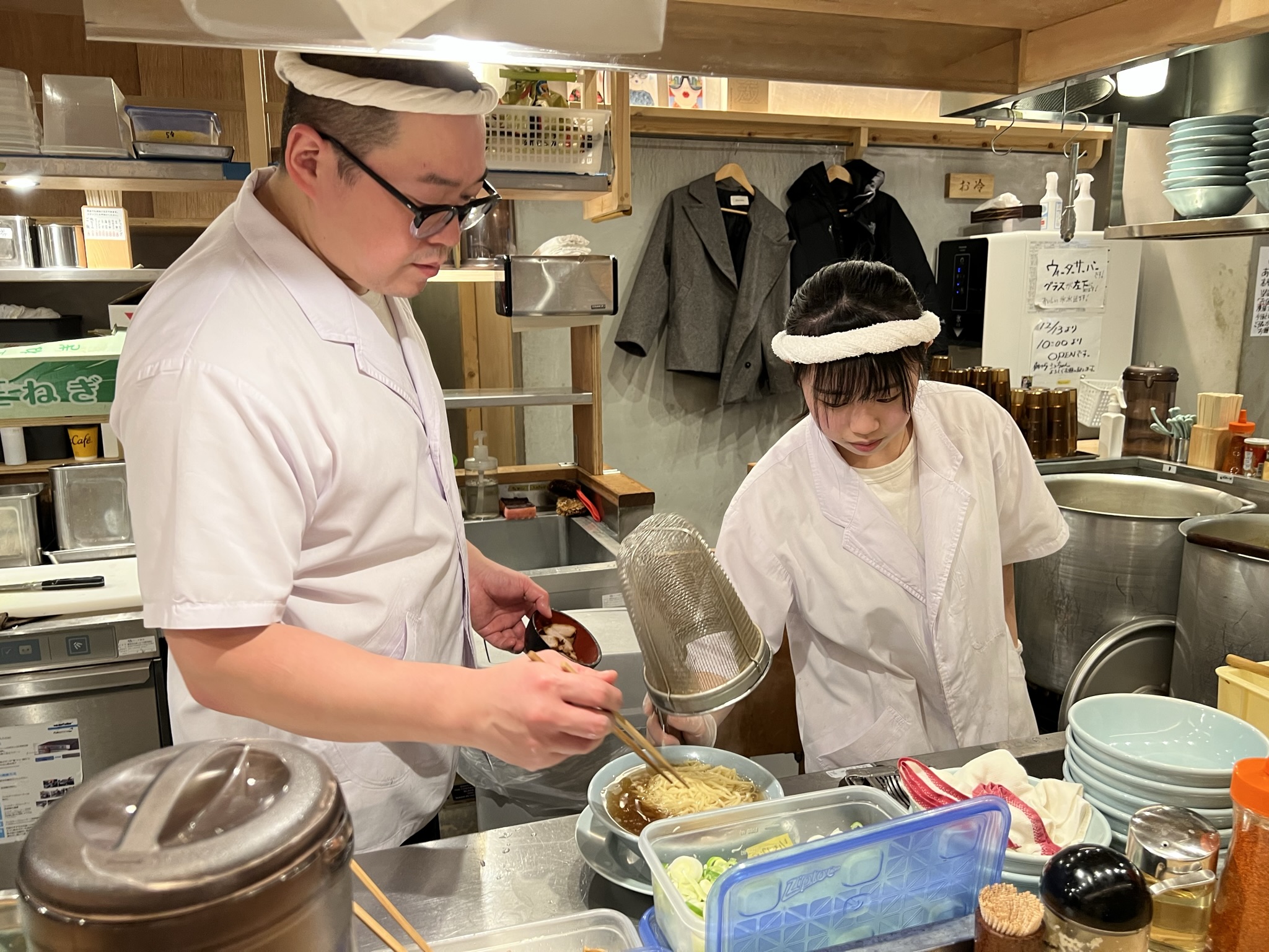 ラーメン店のキッチン・ホールスタッフ 1