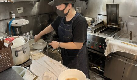 ラーメン店のキッチン・ホールスタッフ/店長候補の正社員 1