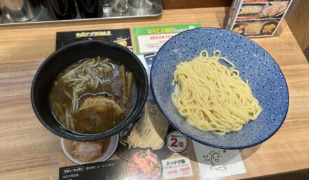 ラーメン店のキッチン・ホールスタッフ/店長候補の正社員 0