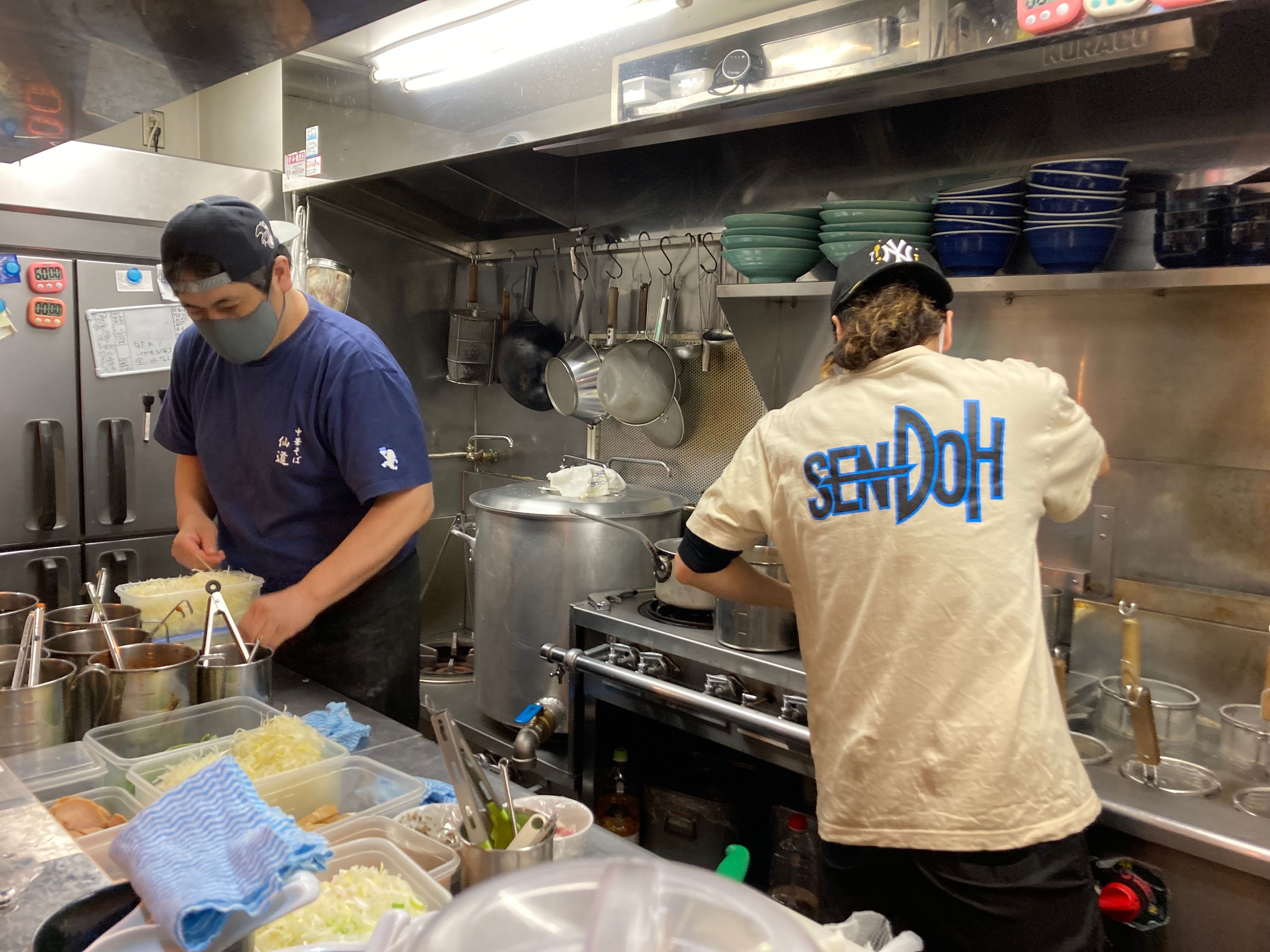 清湯ラーメン店のホール・キッチンスタッフ 1