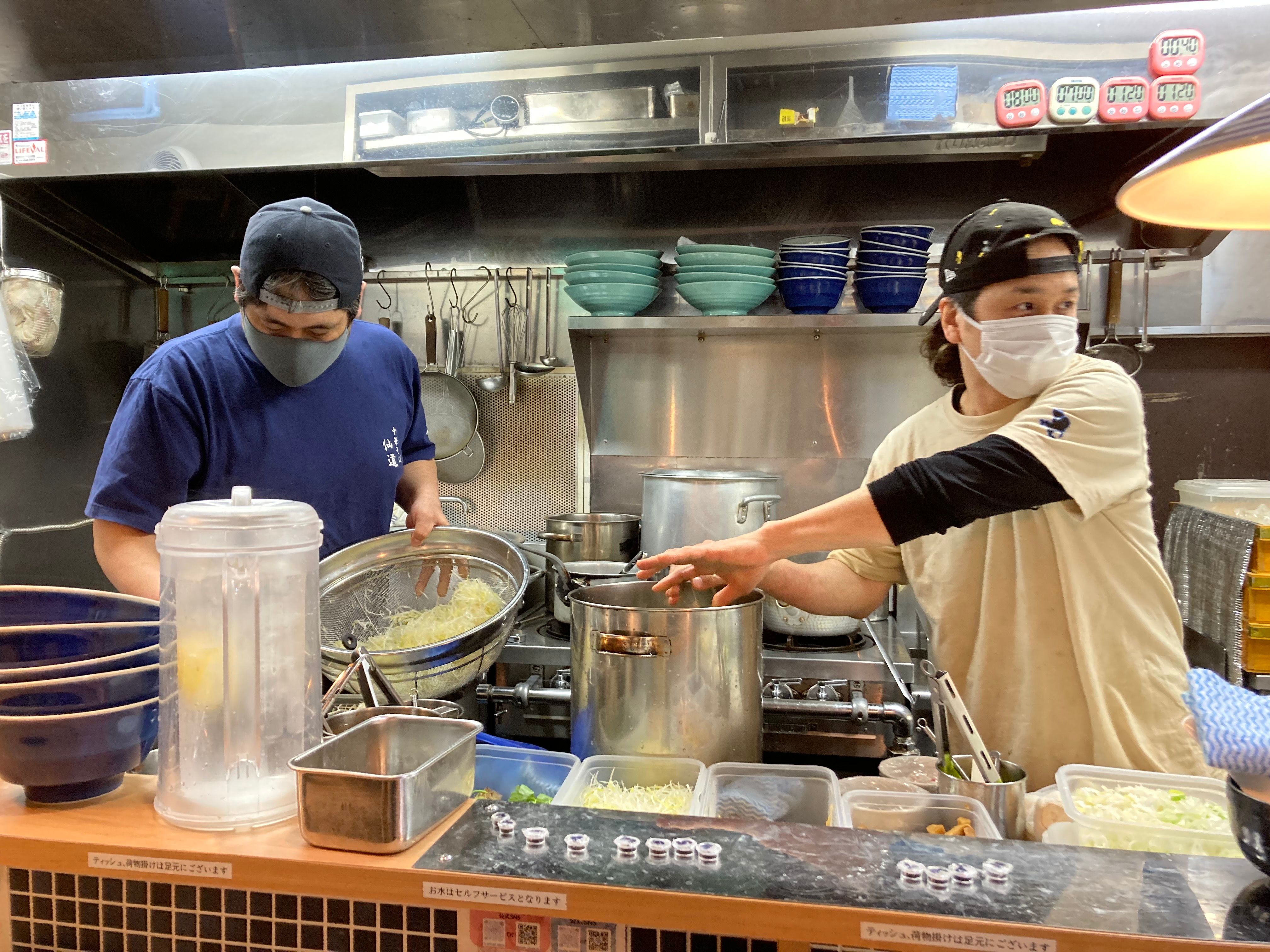 清湯ラーメン店のホール・キッチンスタッフ