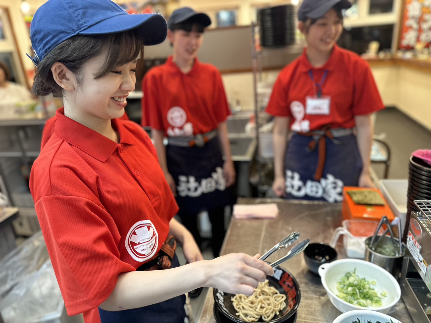 家系ラーメン店のホール・キッチンスタッフ 1