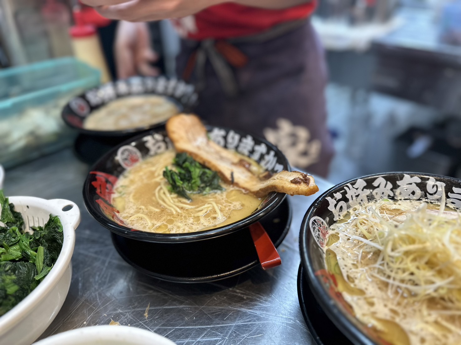 家系ラーメン店のホール・キッチンスタッフ 1