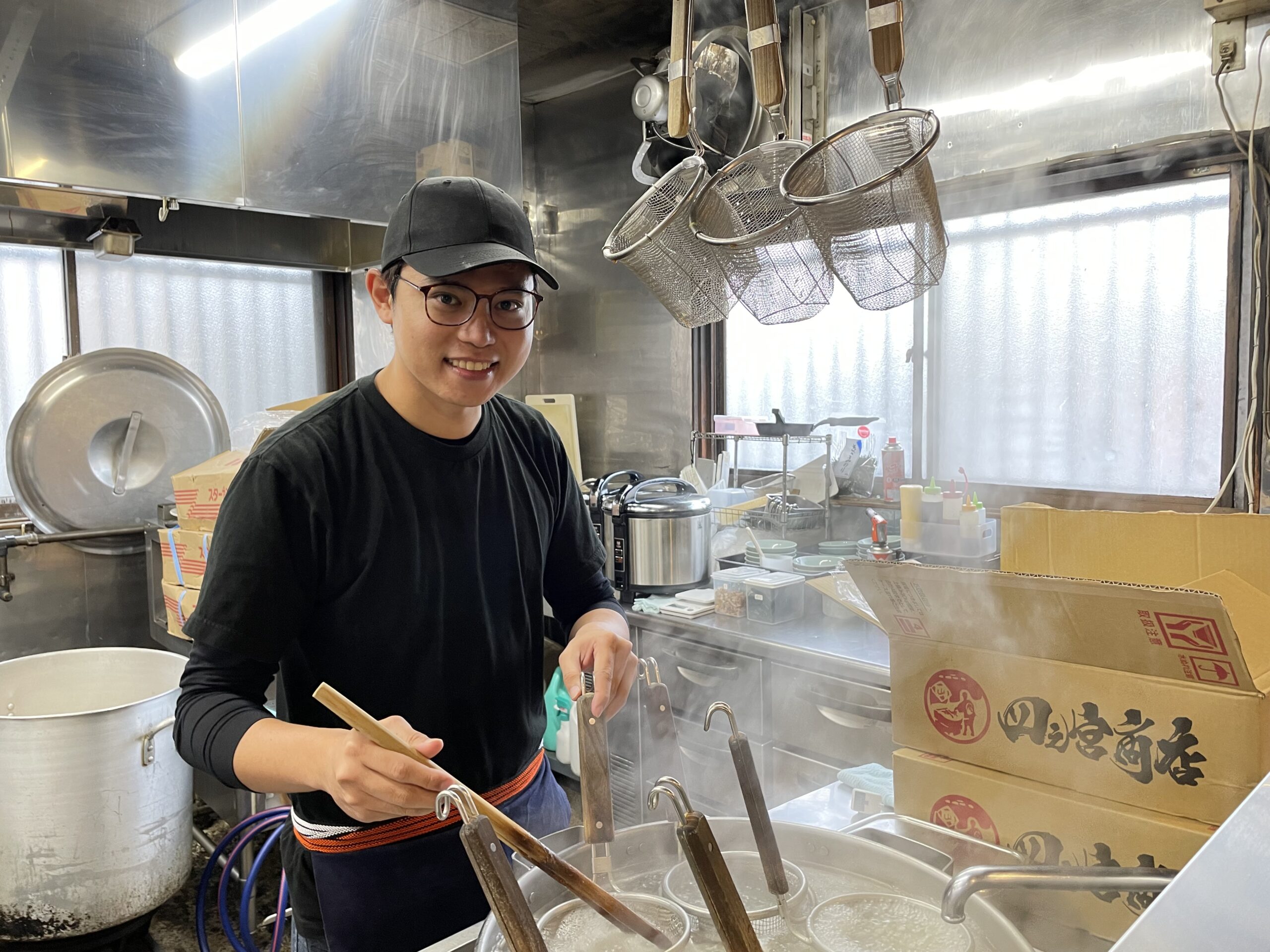 家系ラーメン店のキッチン・ホールスタッフ/正社員 1