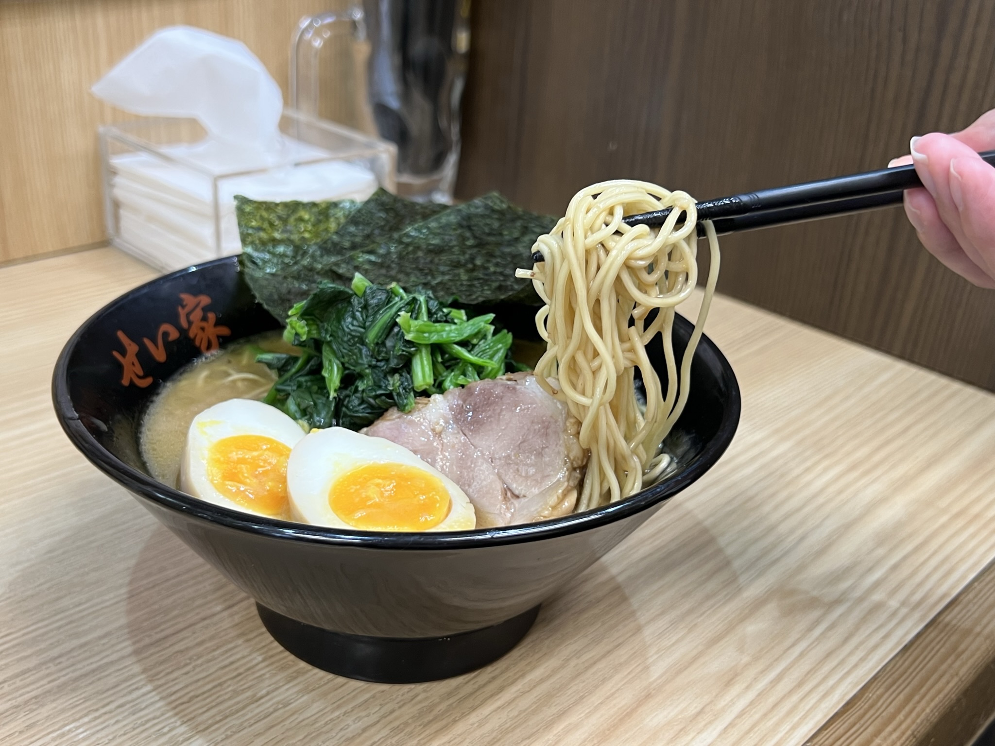 家系ラーメン店のキッチン・ホールスタッフ/正社員 0